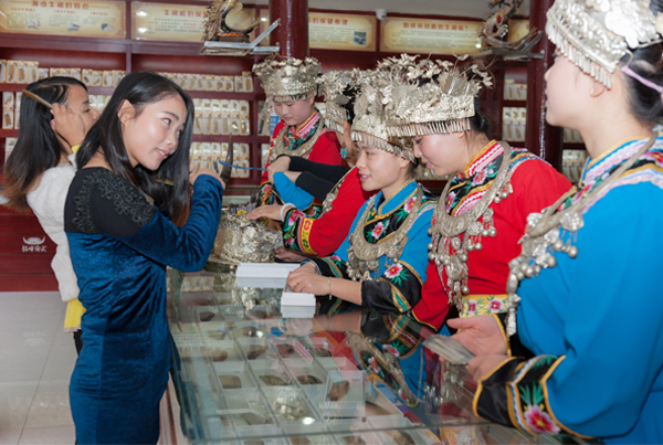美女顧客挑選牛角梳
