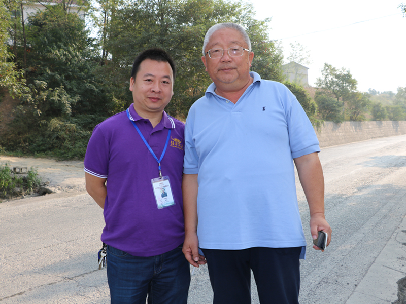鉆牛角尖董事長(zhǎng)秦維先生與旅游協(xié)會(huì)會(huì)長(zhǎng)合影