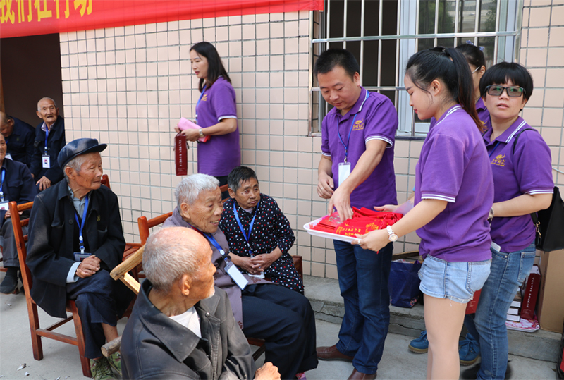 鉆牛角尖為老人們準(zhǔn)備了禮物與慰問(wèn)金