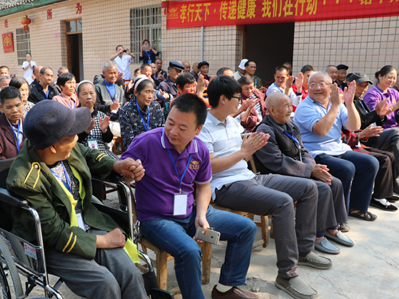 董事長(zhǎng)秦維先生與老人話家常