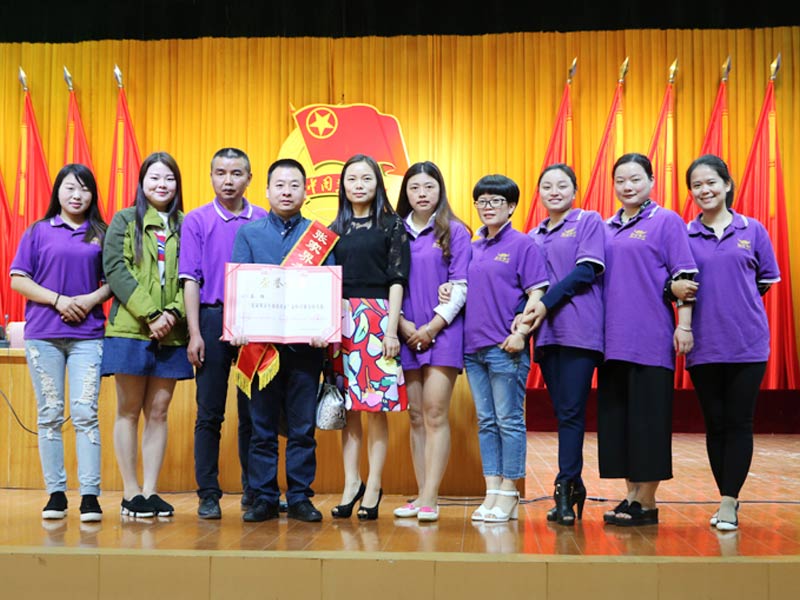 鉆牛角尖董事長(zhǎng)被共青團(tuán)評(píng)為“張家界旅游青年英才”